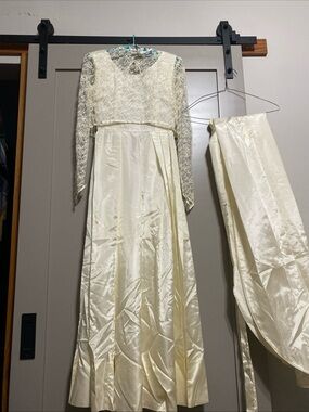 Vintage 50’s/60’s Ivory Lace Long Sleeve Wedding Dress Detachable Train Coverlet
